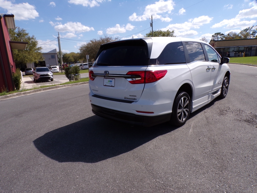 White Honda Odyssey image number 7