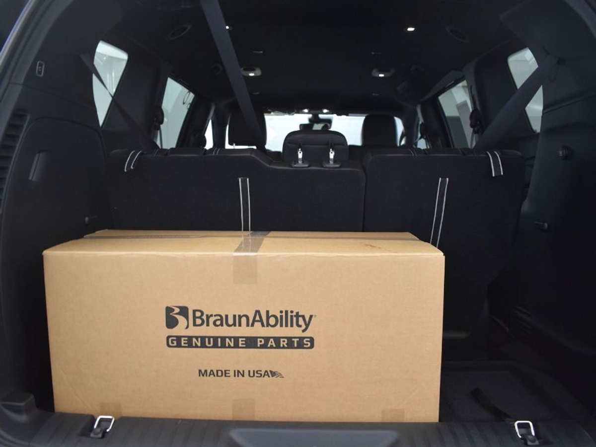 Black Chrysler Pacifica image number 13