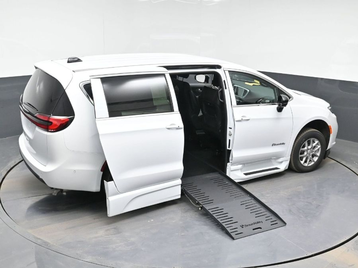 White Chrysler Pacifica image number 25