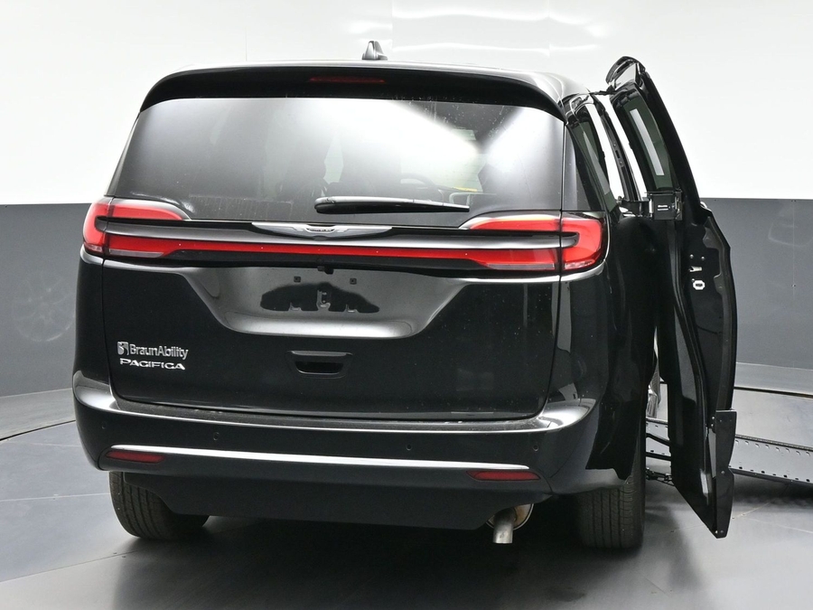 Black Chrysler Pacifica image number 5
