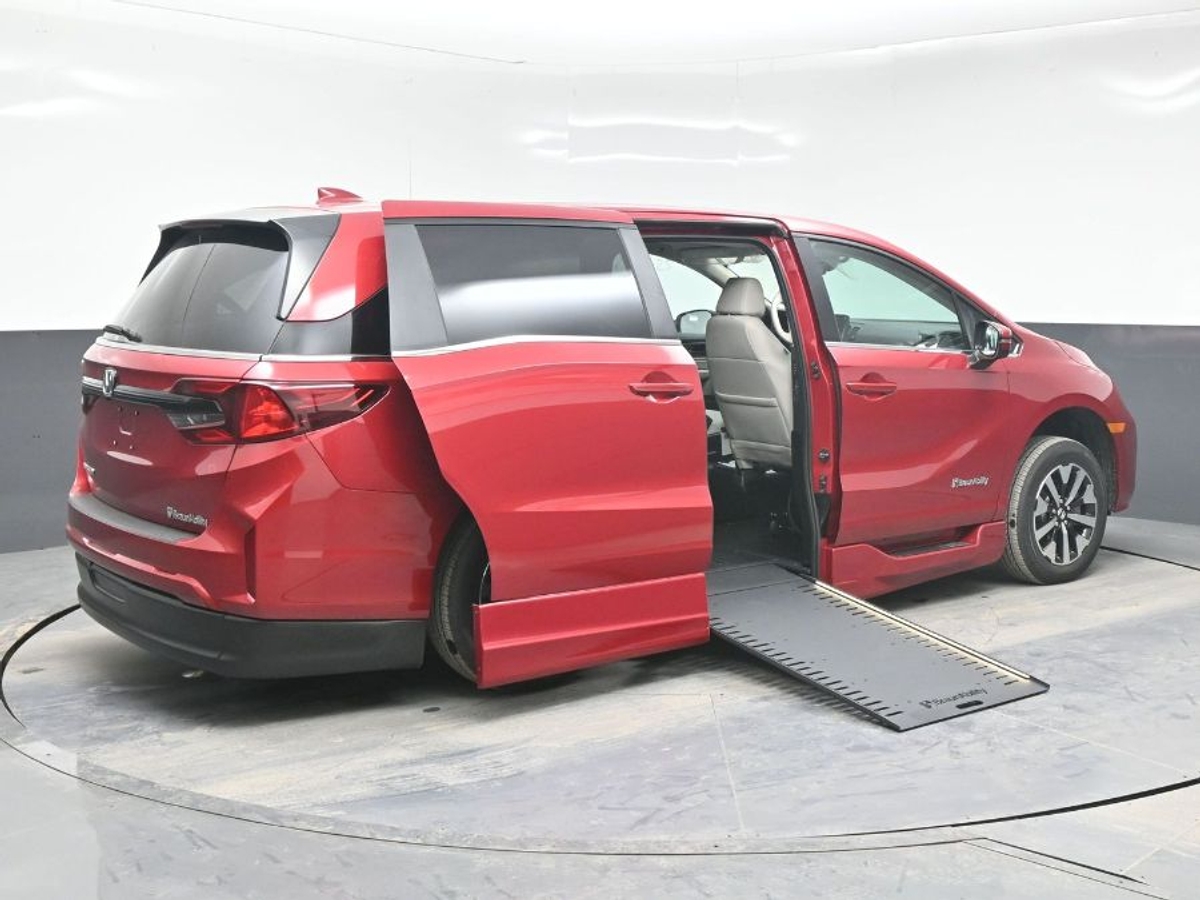 Red Honda Odyssey image number 6