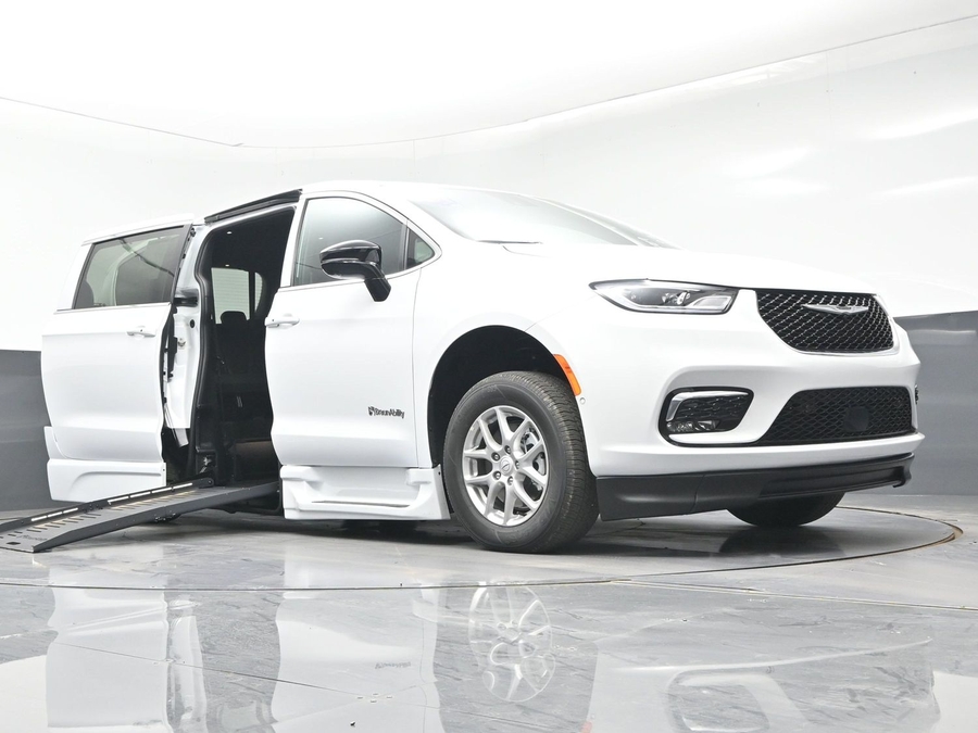 White Chrysler Pacifica image number 15