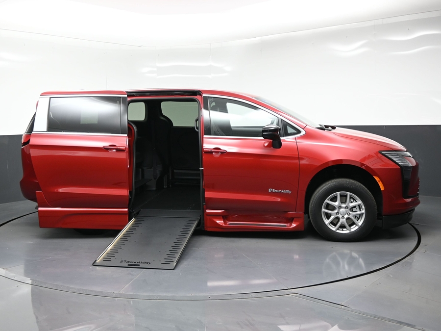 New 2027 Chrysler Pacifica Select Safety - BraunAbility Side Entry In Floor Automatic Ramp