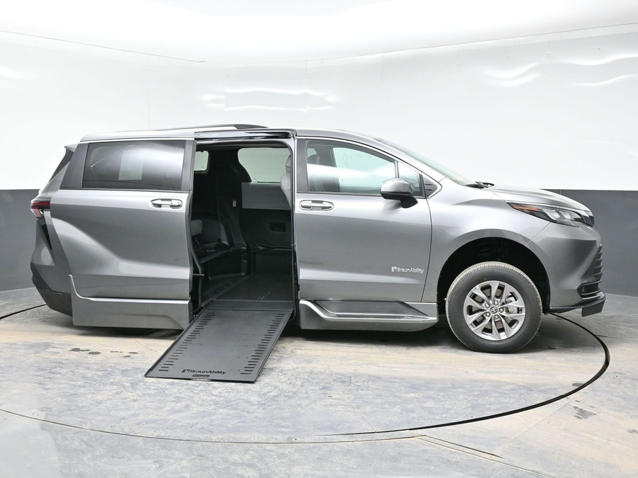 Grey Toyota Sienna image number 5