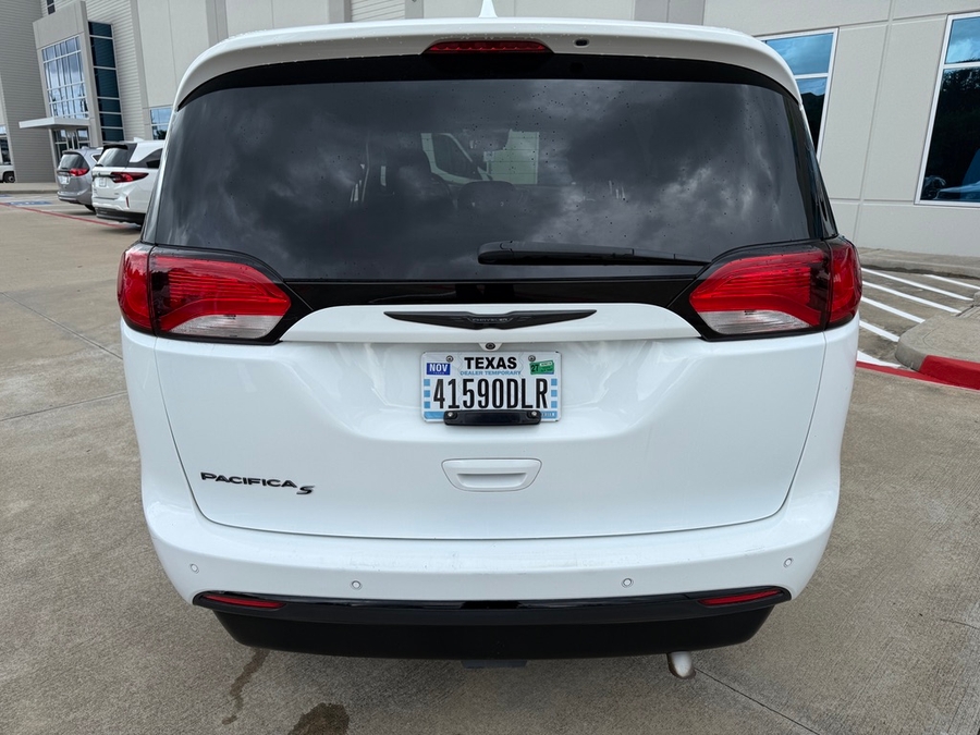 White Chrysler Pacifica image number 3