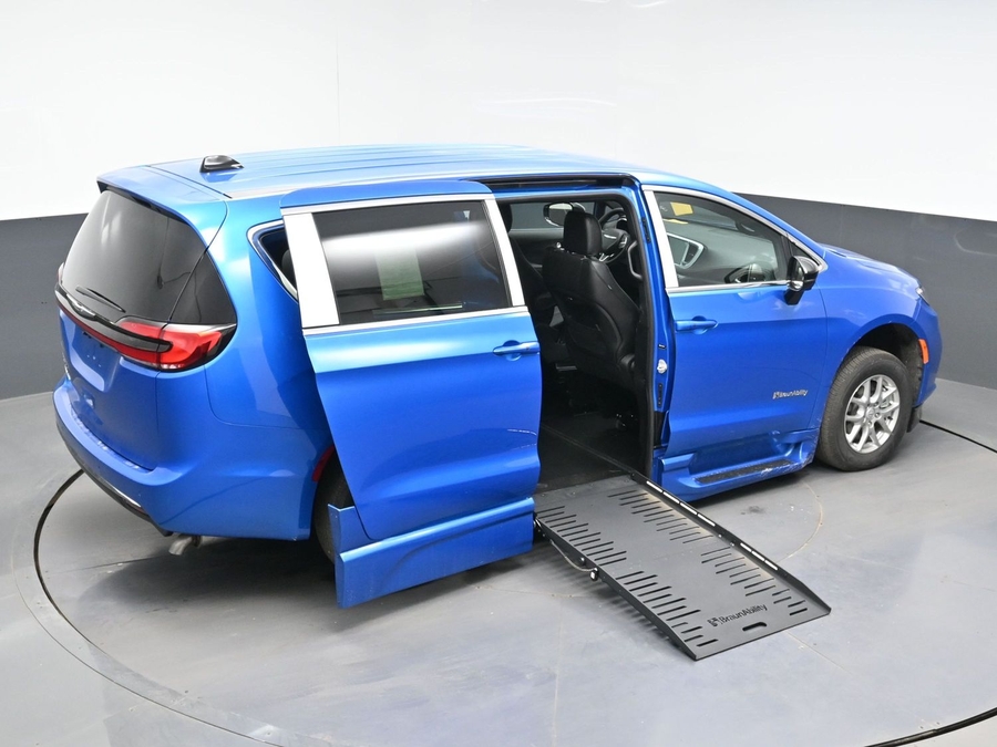 Blue Chrysler Pacifica image number 22
