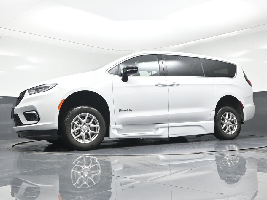 Used 2025 Chrysler Pacifica Select Safety - BraunAbility Side Entry In Floor Automatic Ramp
