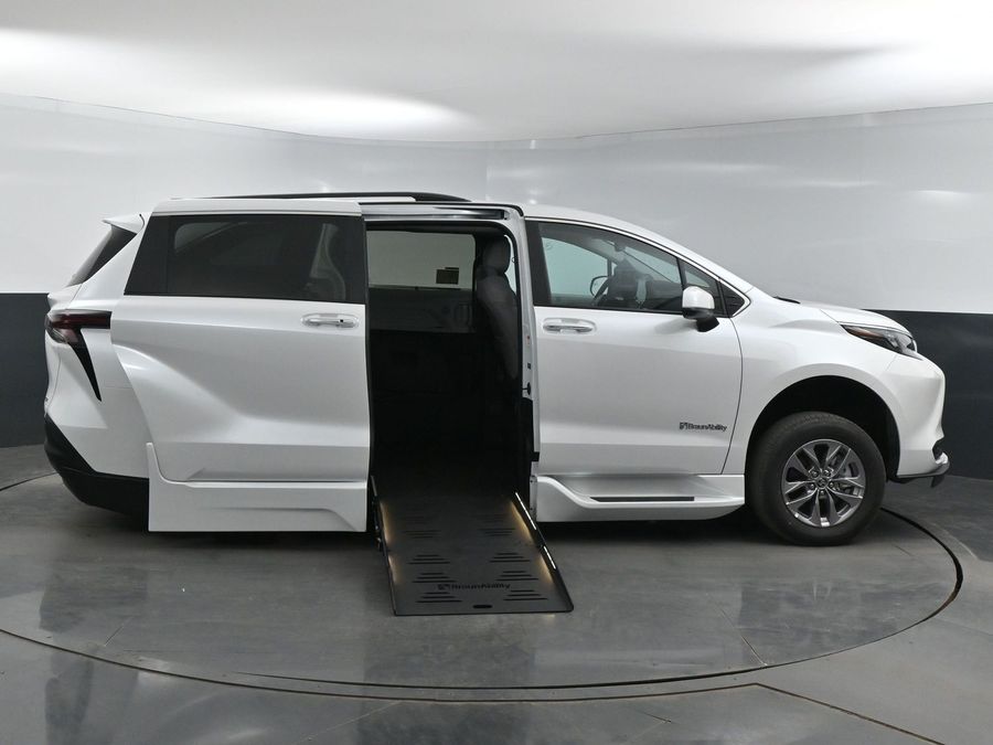 New 2025 Toyota Sienna Hybrid XLE Plus - BraunAbility Side Entry Entry Fold Out Automatic Ramp