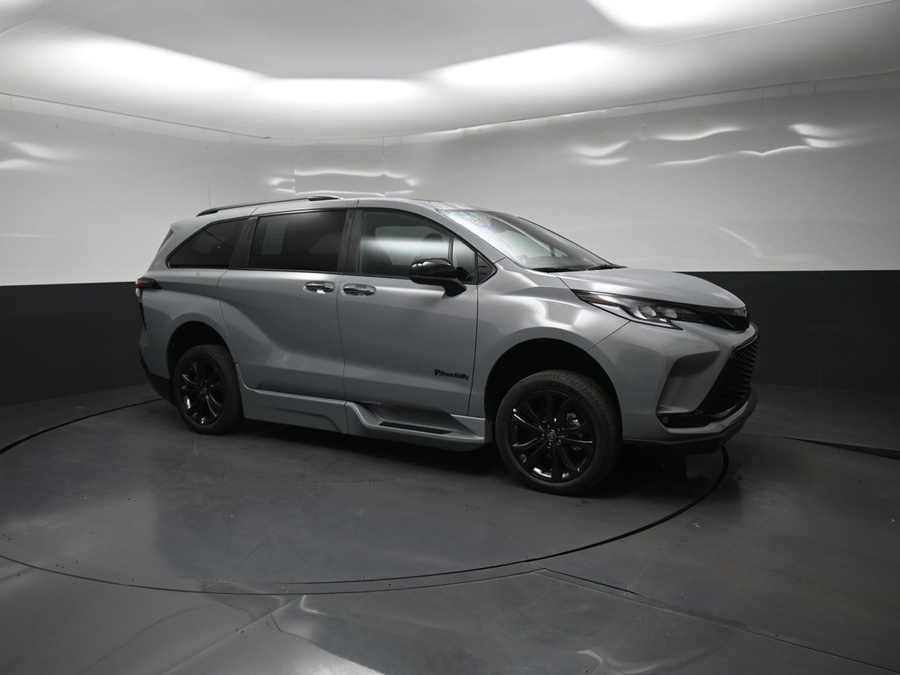 New 2026 Toyota Sienna XSE Sport - BraunAbility Side Entry In Floor Automatic Ramp