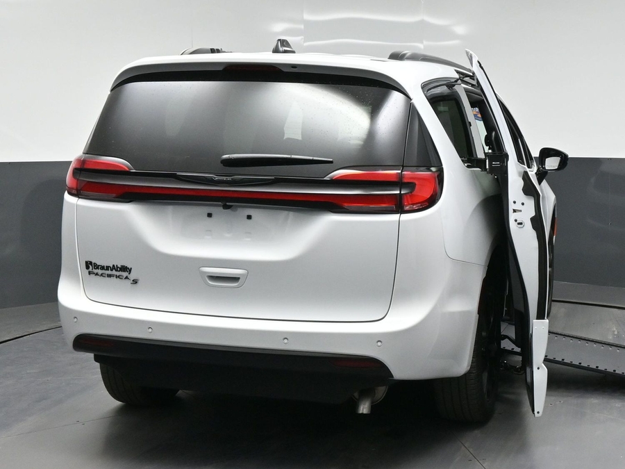 White Chrysler Pacifica image number 6