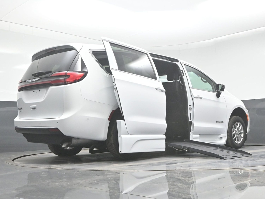 New 2025 Chrysler Pacifica Select Safety - BraunAbility Side Entry Entry Fold Out Automatic Ramp