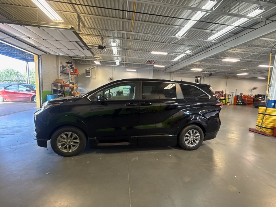 Black Toyota Sienna image number 5