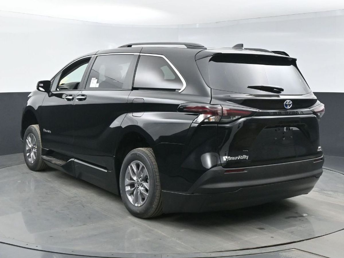 Black Toyota Sienna image number 21