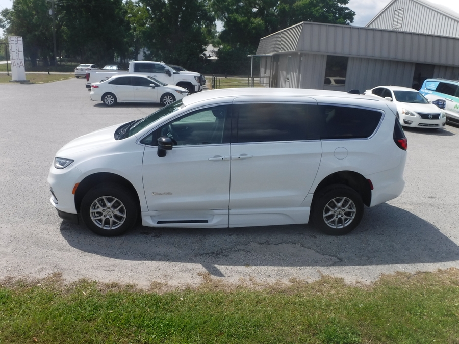 White Chrysler Pacifica image number 4
