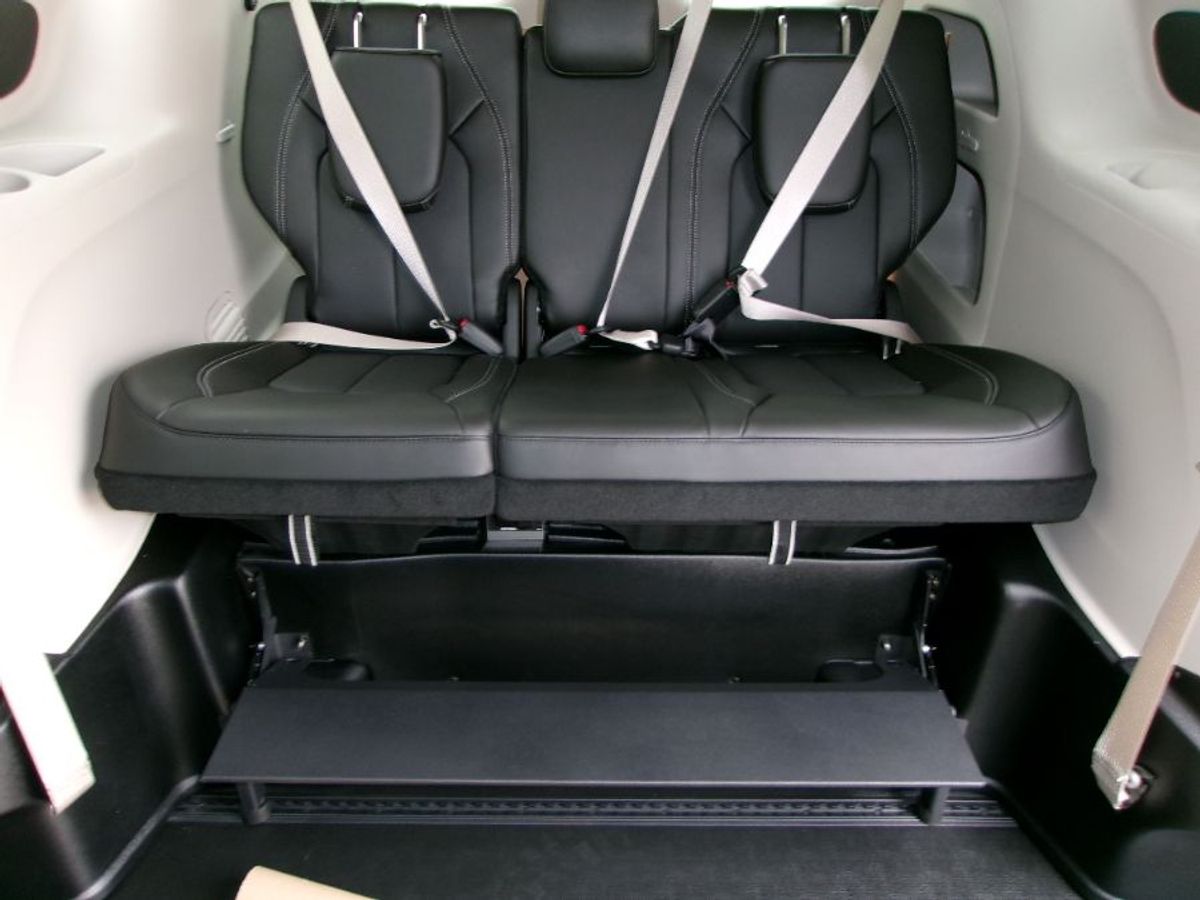 Silver Chrysler Pacifica image number 7
