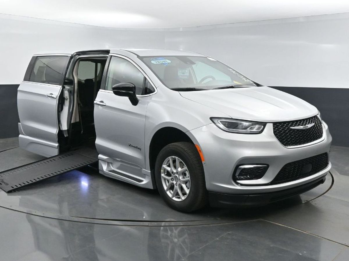 Silver Chrysler Pacifica image number 17