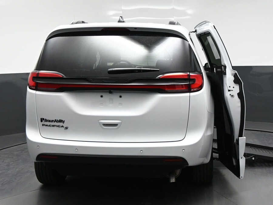 New 2027 Chrysler Pacifica Select Sport - BraunAbility Side Entry Fold Out Automatic Ramp