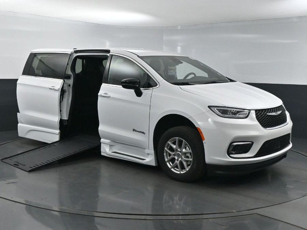 2025 Chrysler Pacifica Select's photo