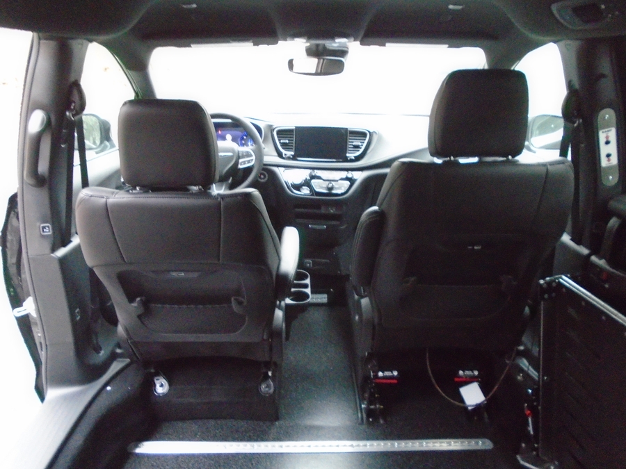 Black Chrysler Pacifica image number 7