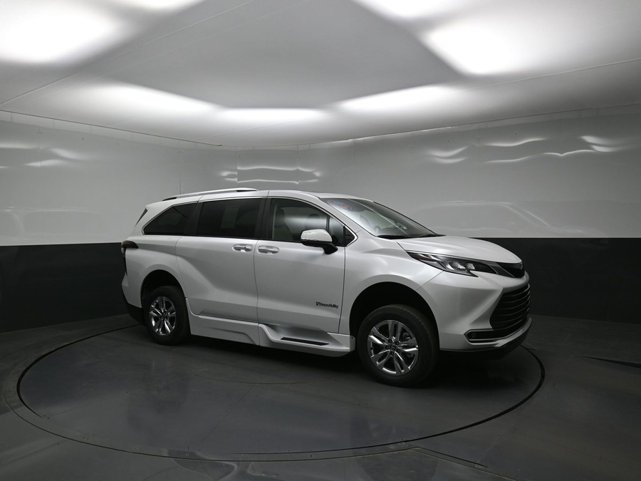 New 2026 Toyota Sienna Hybrid Limited - BraunAbility Side Entry In Floor Automatic Ramp