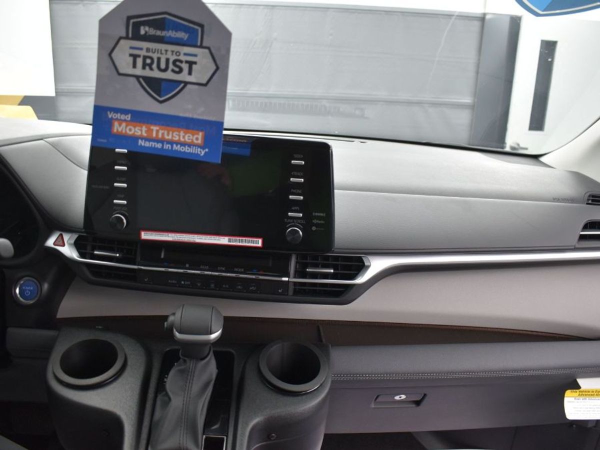 Grey Toyota Sienna image number 14