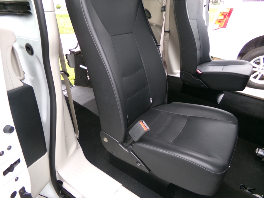 White Chrysler Voyager image number 14