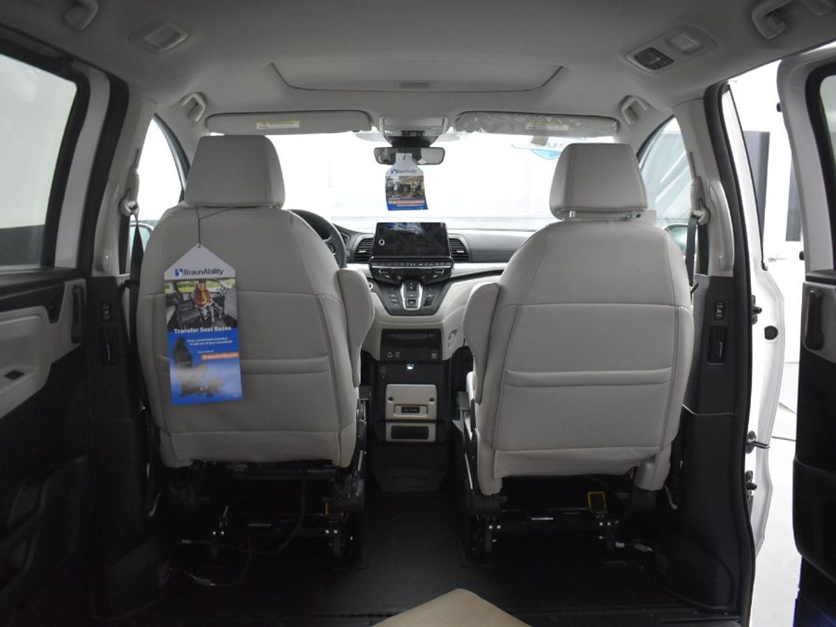 White Honda Odyssey image number 14