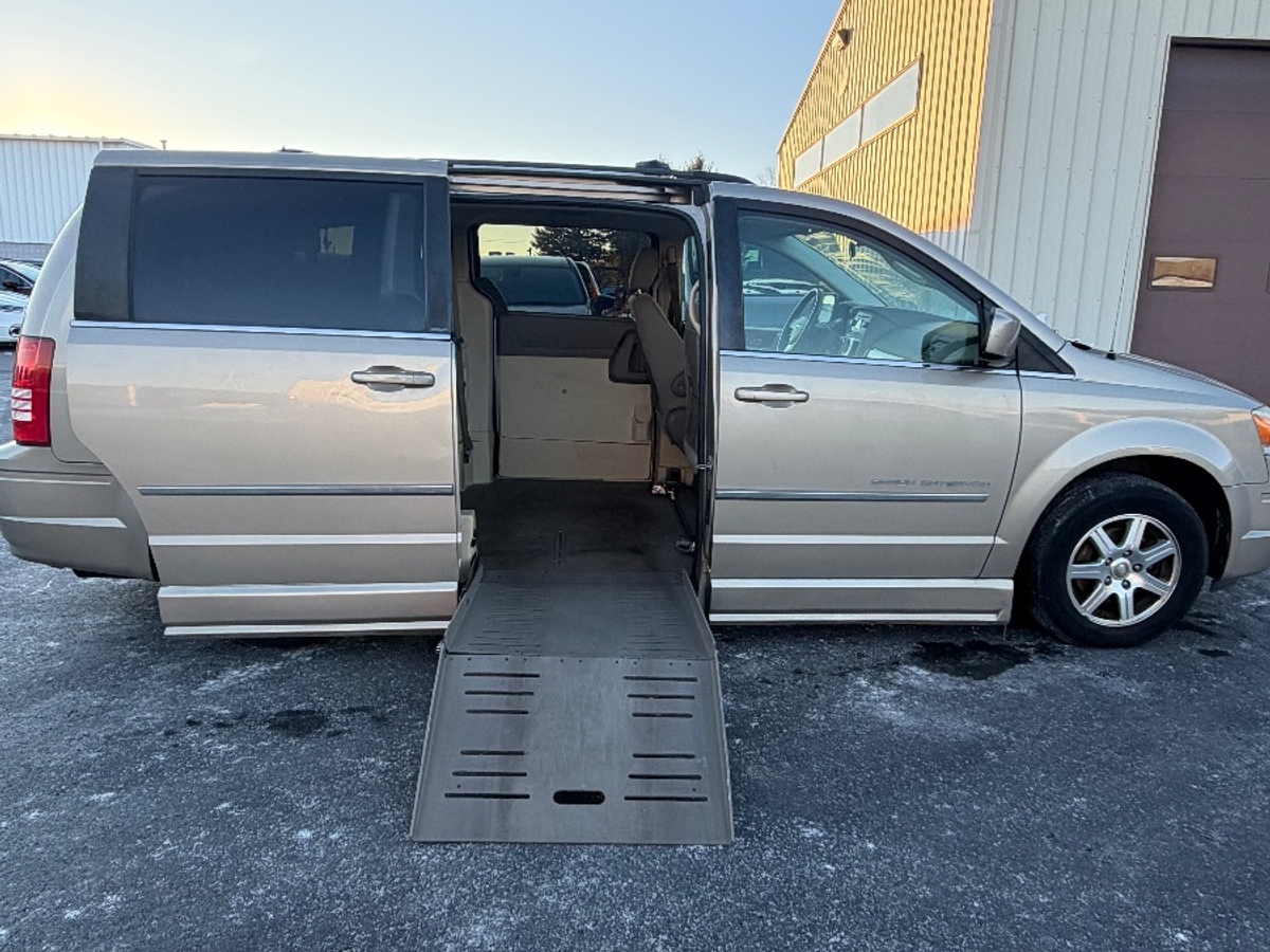 2009 Chrysler Town & Country Touring's photo