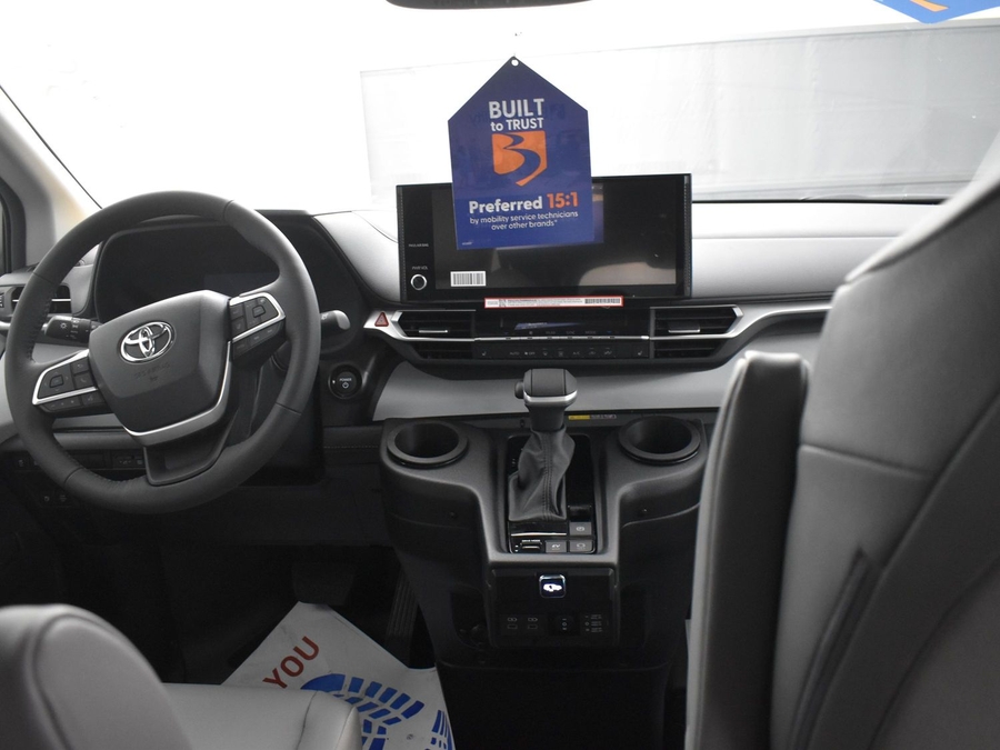 New 2025 Toyota Sienna Hybrid XLE Base - BraunAbility Side Entry Entry Fold Out Automatic Ramp