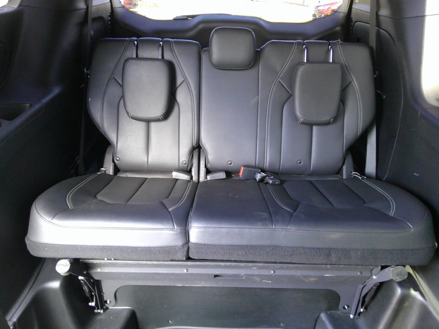 Black Chrysler Pacifica image number 15