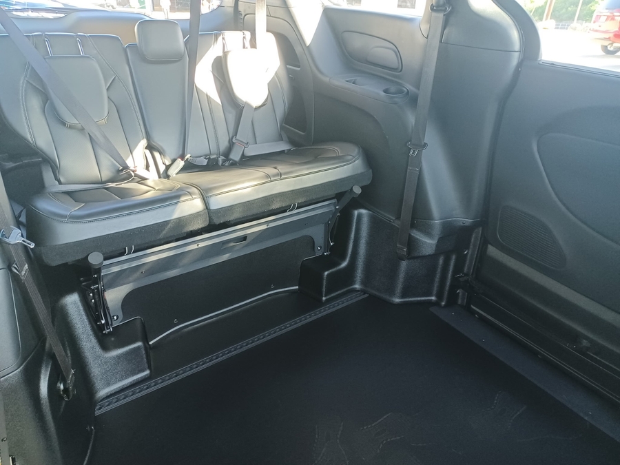 Black Chrysler Pacifica image number 17