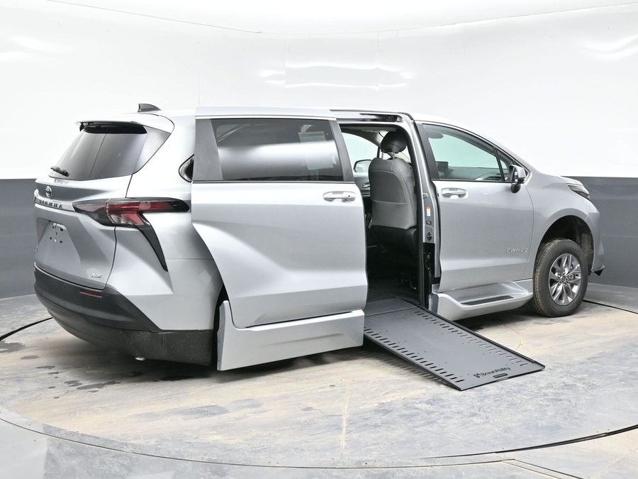 Silver Toyota Sienna image number 6