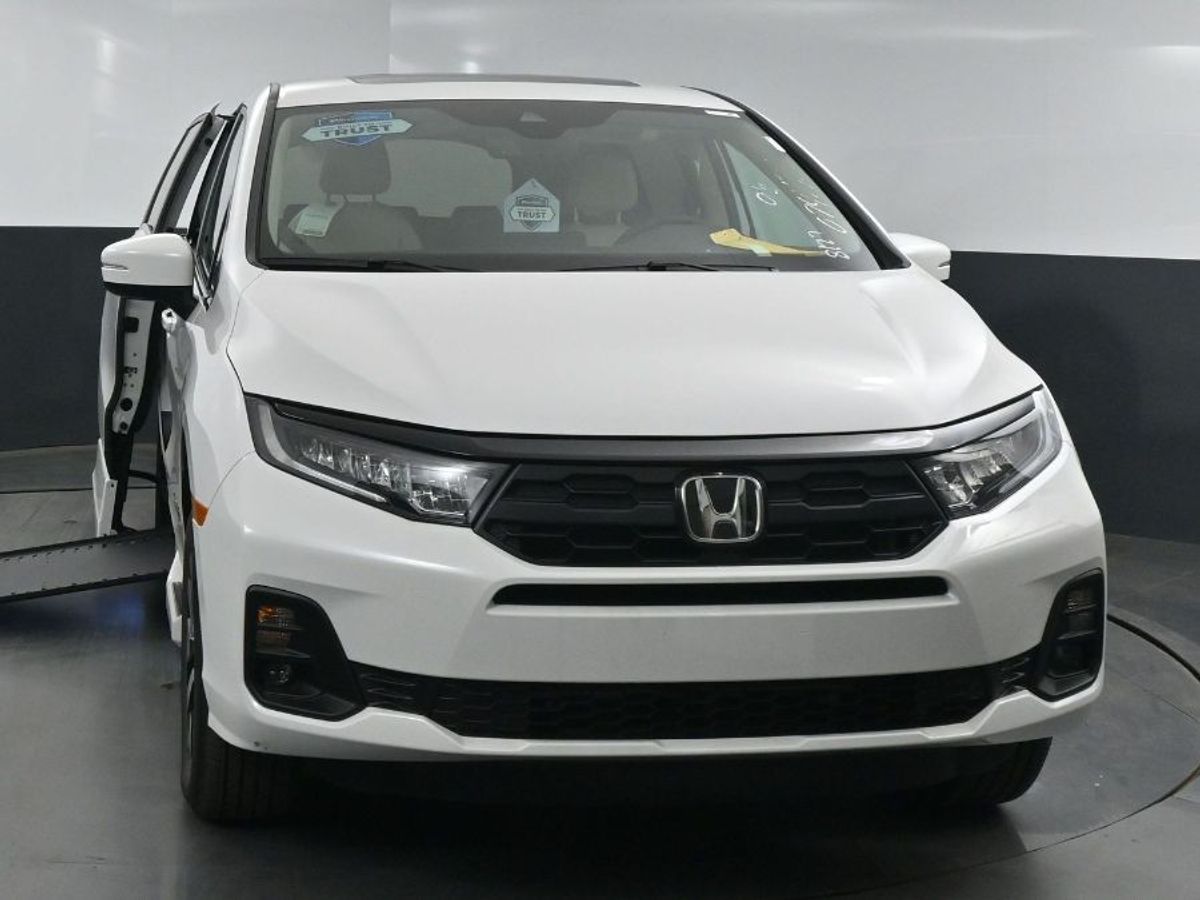 White Honda Odyssey image number 2