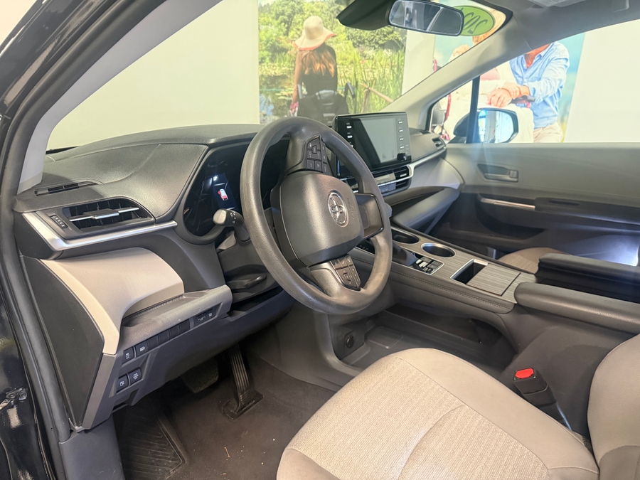 Imagen de la Toyota Sienna negra número 4