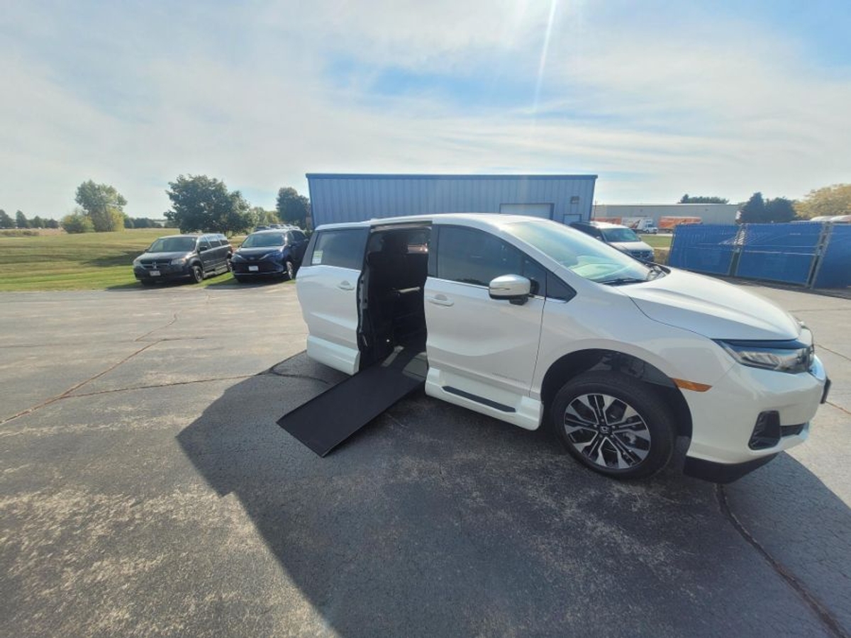 White Honda Odyssey image number 12