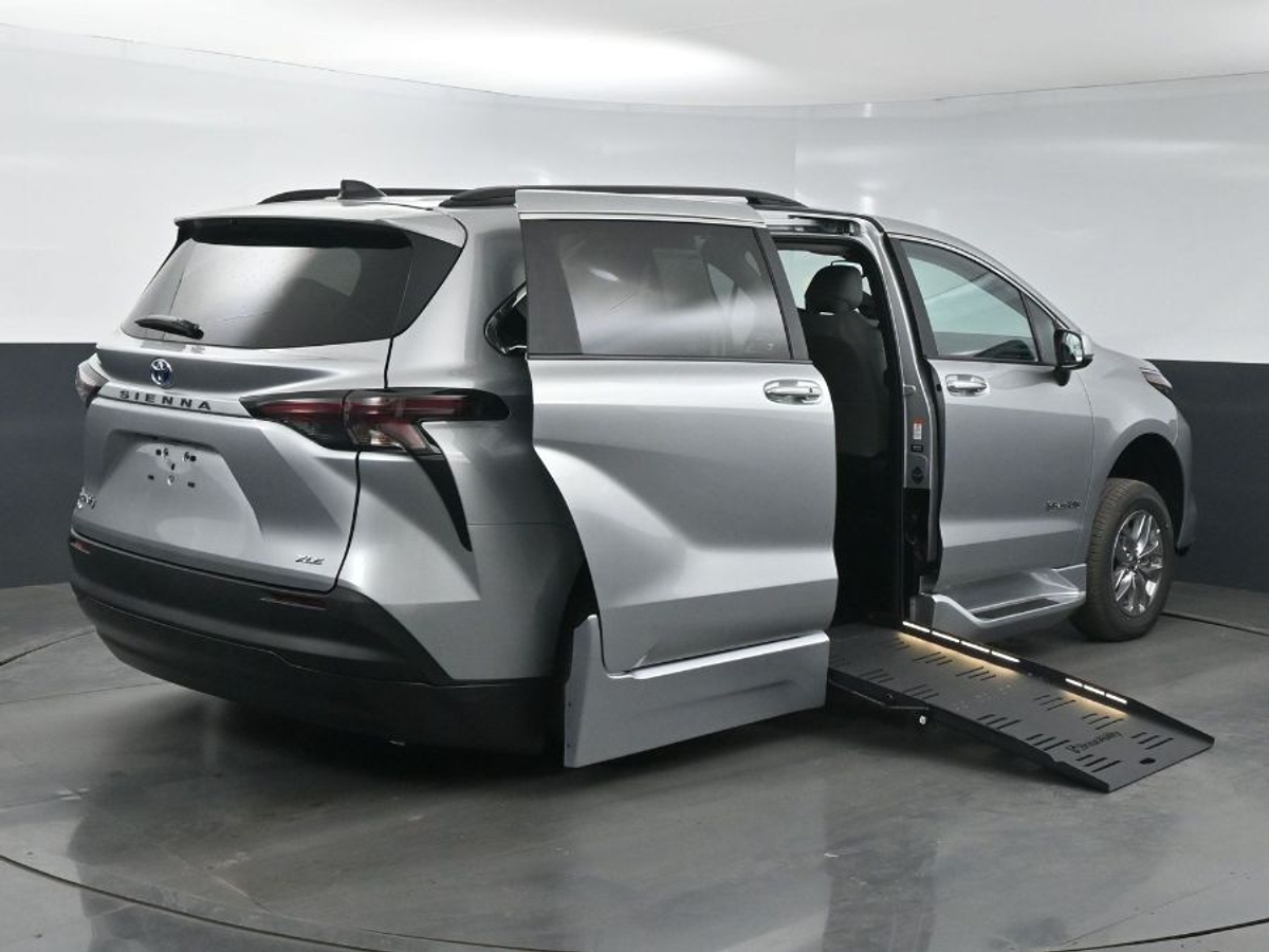 2025 TOYOTA SIENNA - Image 9