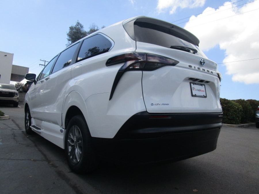 New 2025 Toyota Sienna Hybrid LE AWD w MID ROW - Vantage Mobility Commercial Side Entry Entry In Floor Manual Ramp
