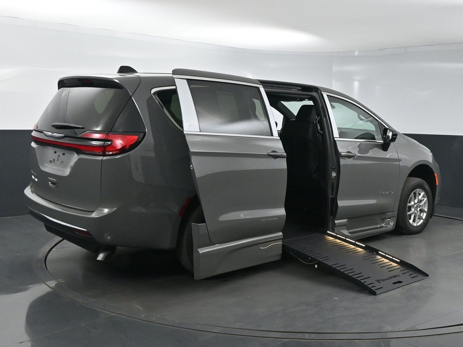 New 2025 Chrysler Pacifica Select Safety - BraunAbility Side Entry Entry Fold Out Automatic Ramp