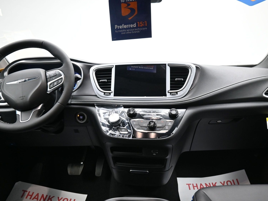 Silver Chrysler Pacifica image number 13