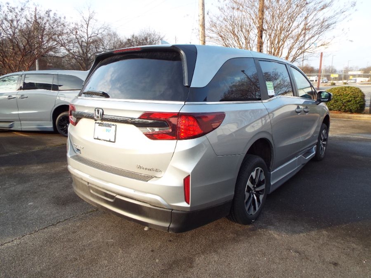 Silver Honda Odyssey image number 5