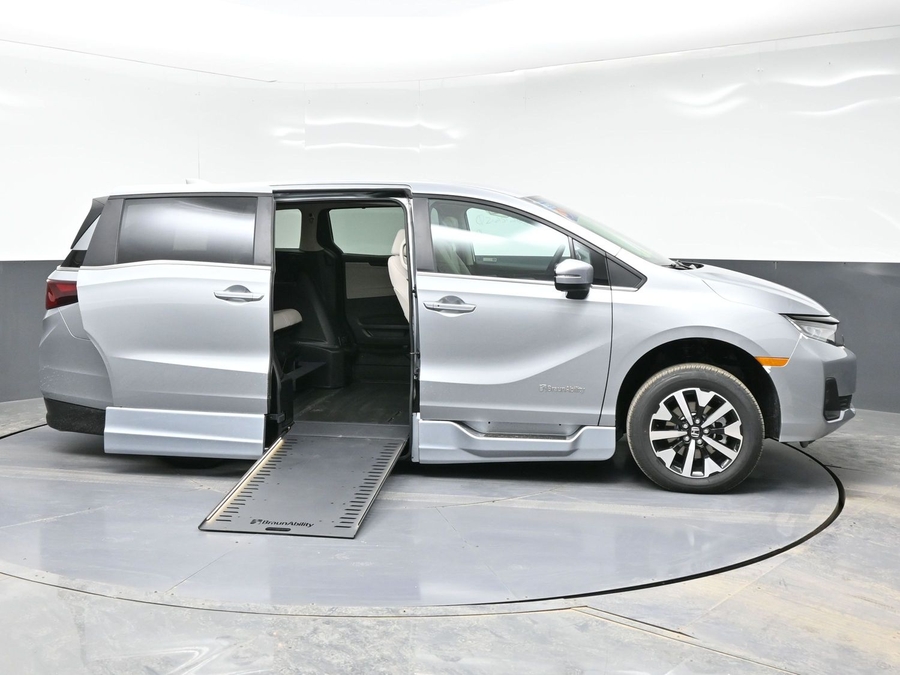 Silver Honda Odyssey image number 7