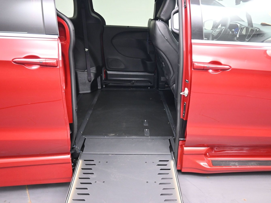 Used 2025 Chrysler Pacifica Select - BraunAbility Side Entry In Floor Automatic Ramp