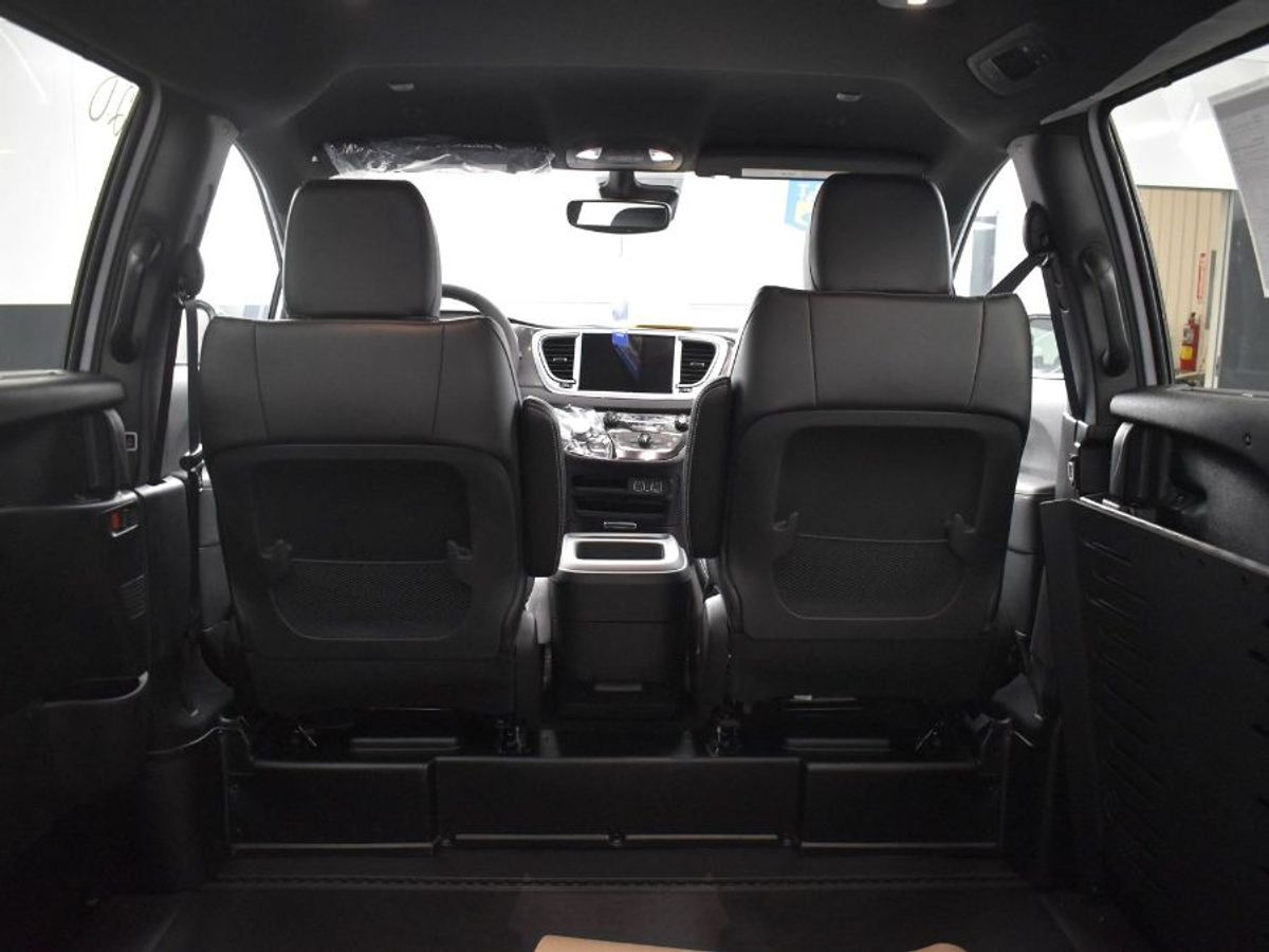 2025 CHRYSLER VOYAGER - Image 15