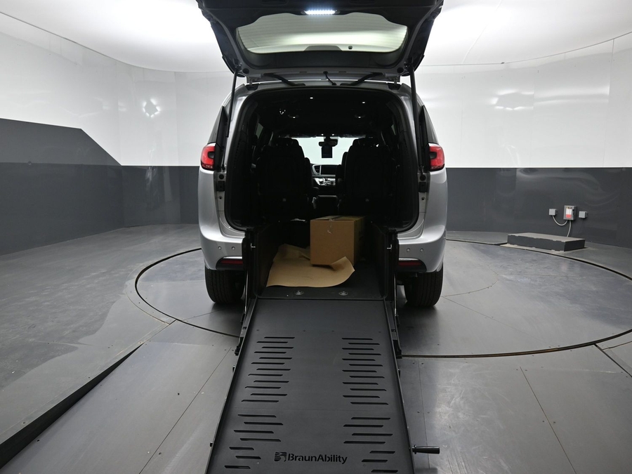 Silver Chrysler Pacifica image number 9