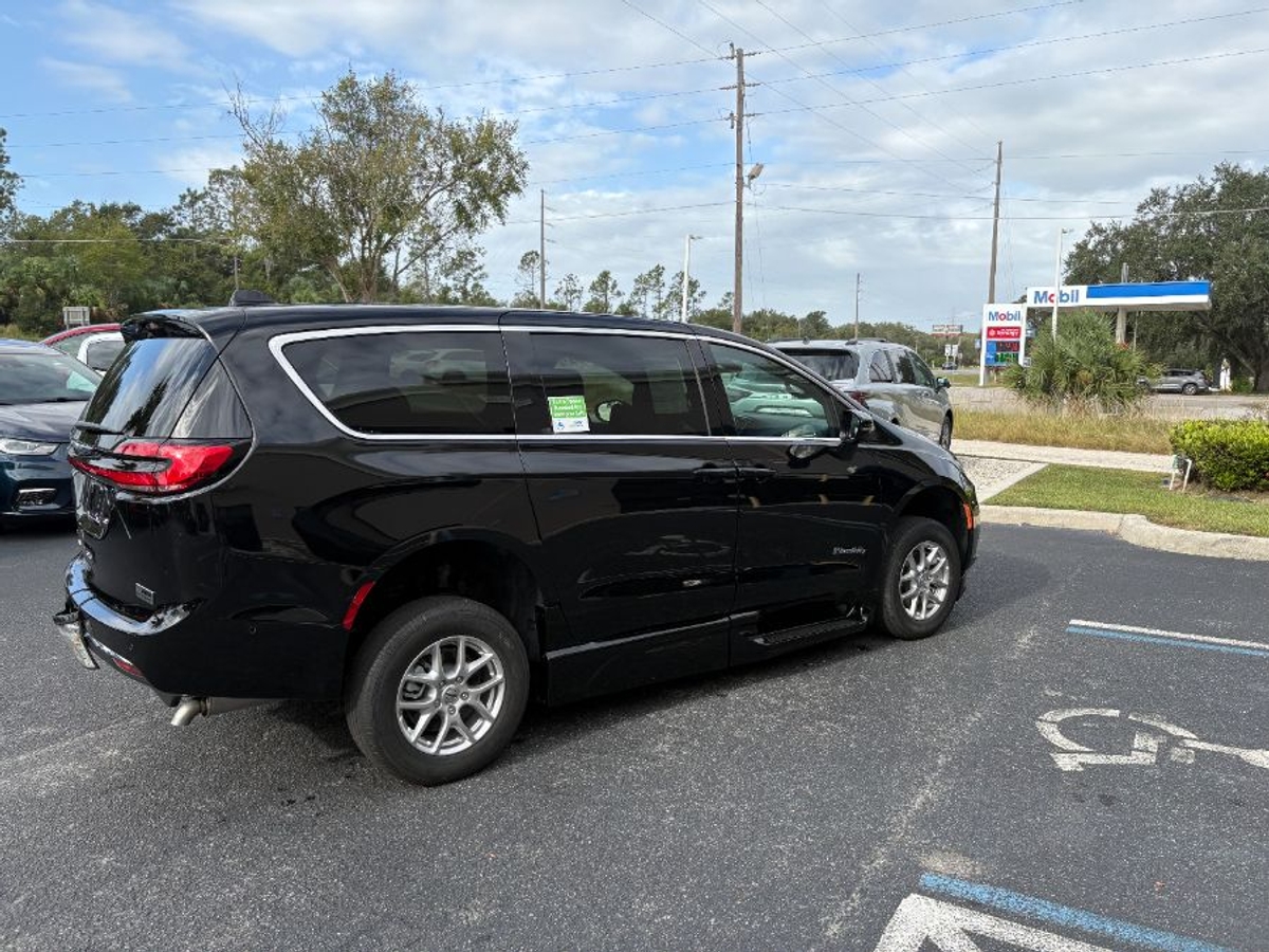 2025 CHRYSLER PACIFICA - Image 2