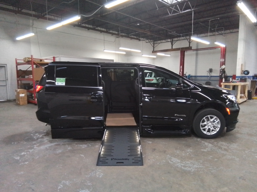 Black Chrysler Pacifica image number 32