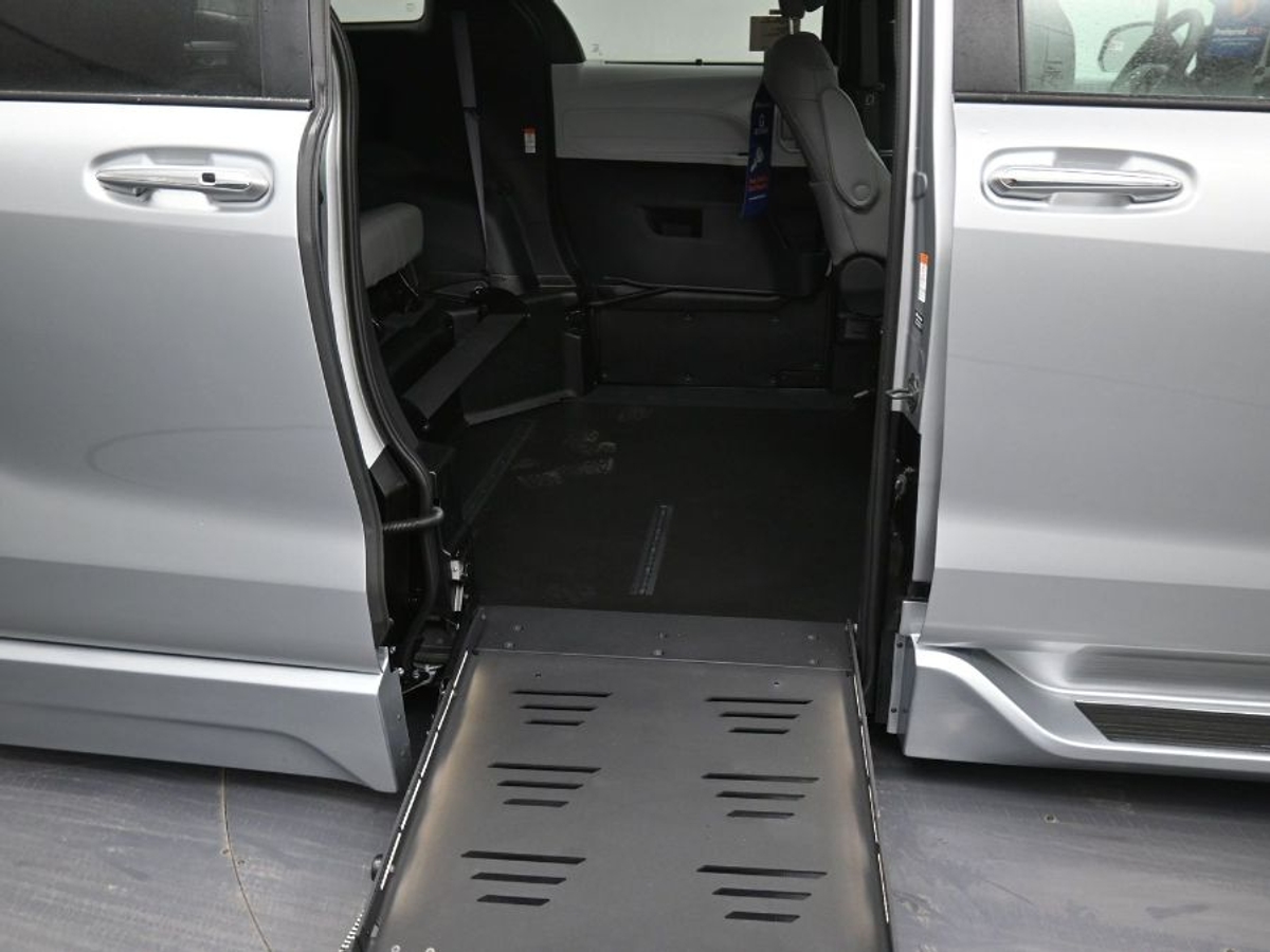 Silver Toyota Sienna image number 11