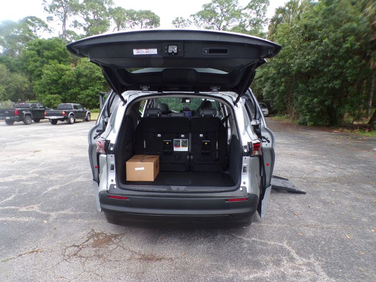Silver Toyota Sienna image number 5