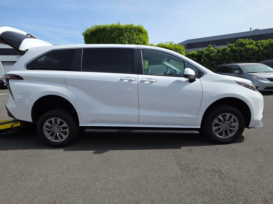 New 2026 Toyota Sienna Hybrid LE - Vantage Mobility Commercial Rear Entry Entry Fold Out Manual Ramp