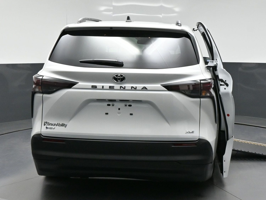 White Toyota Sienna image number 3